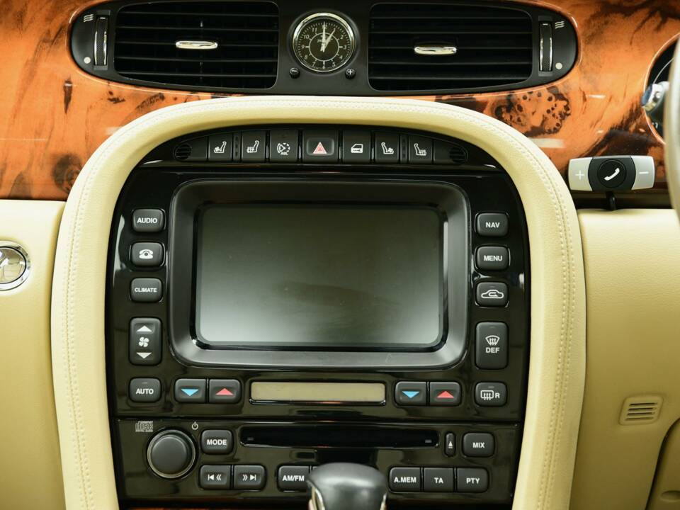 Image 18/50 of Jaguar XJ 8 4.2 (2008)