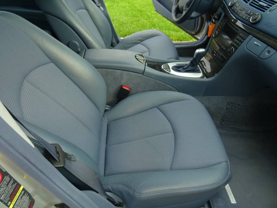 Image 23/25 of Mercedes-Benz E 200 Kompressor T (2004)