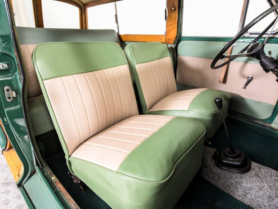 Image 17/50 of Morris Minor 1000 Traveller (1964)