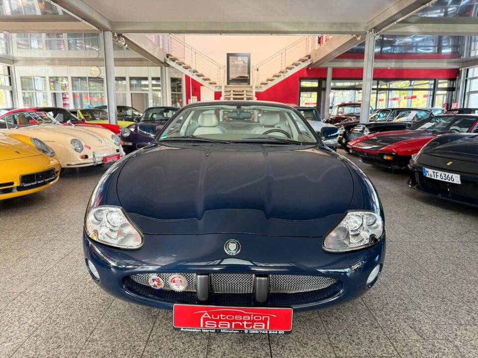 Image 24/35 of Jaguar XK8 4.0 (2002)