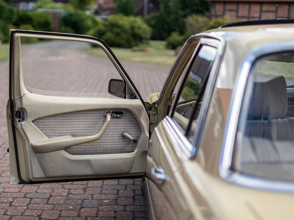 Image 19/40 of Mercedes-Benz 350 SE (1975)