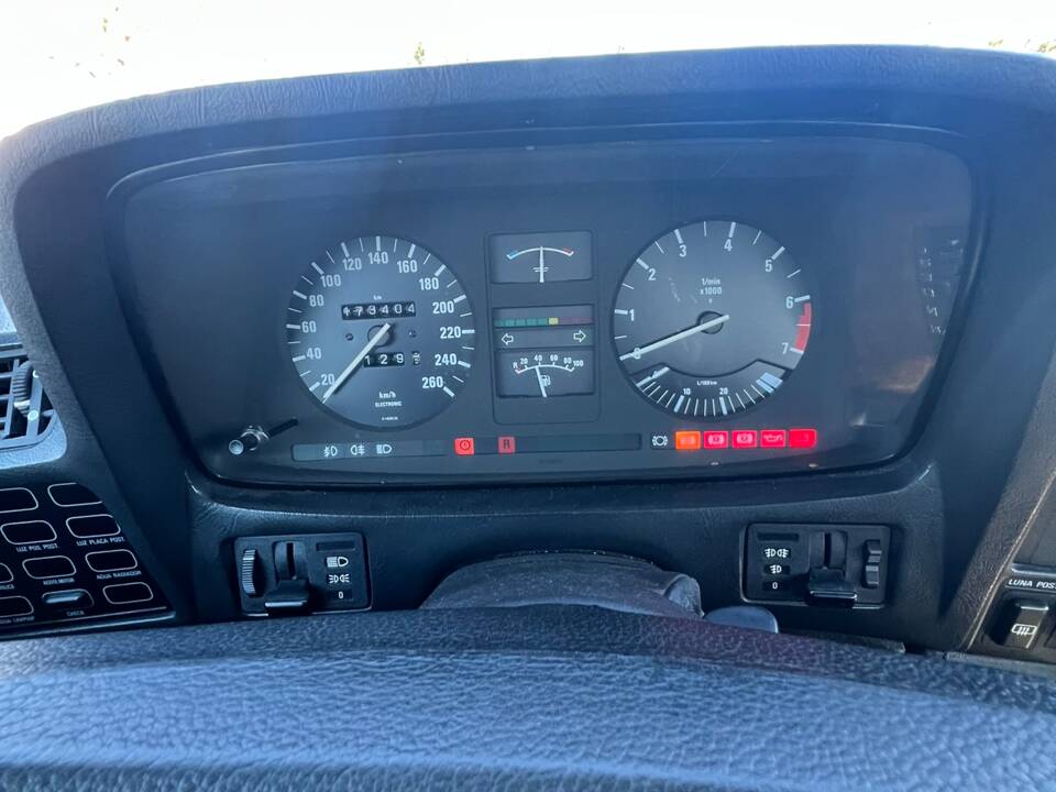 Image 25/36 of BMW 745i (1985)