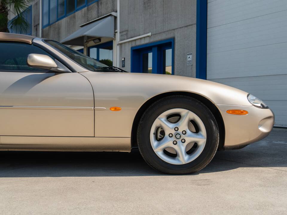 Image 23/91 de Jaguar XK8 4.0 (2000)