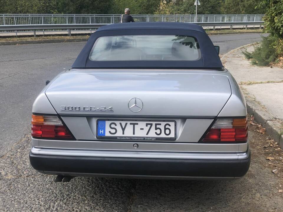 Image 5/8 of Mercedes-Benz 300 CE (1992)
