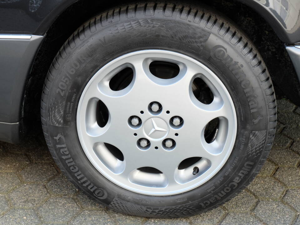 Image 56/63 of Mercedes-Benz 300 CE (1991)