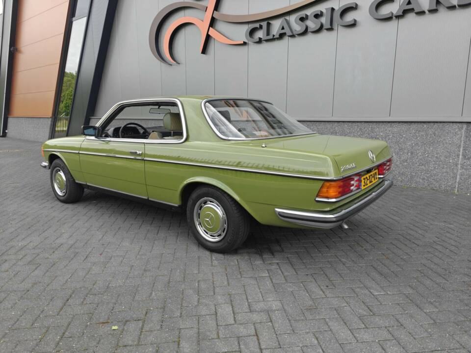 Immagine 5/50 di Mercedes-Benz 230 CE (1982)