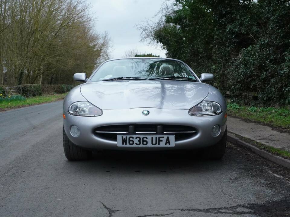 Image 2/19 of Jaguar XK8 4.0 (2001)