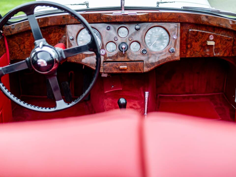 Image 15/50 of Jaguar XK 120 DHC (1953)