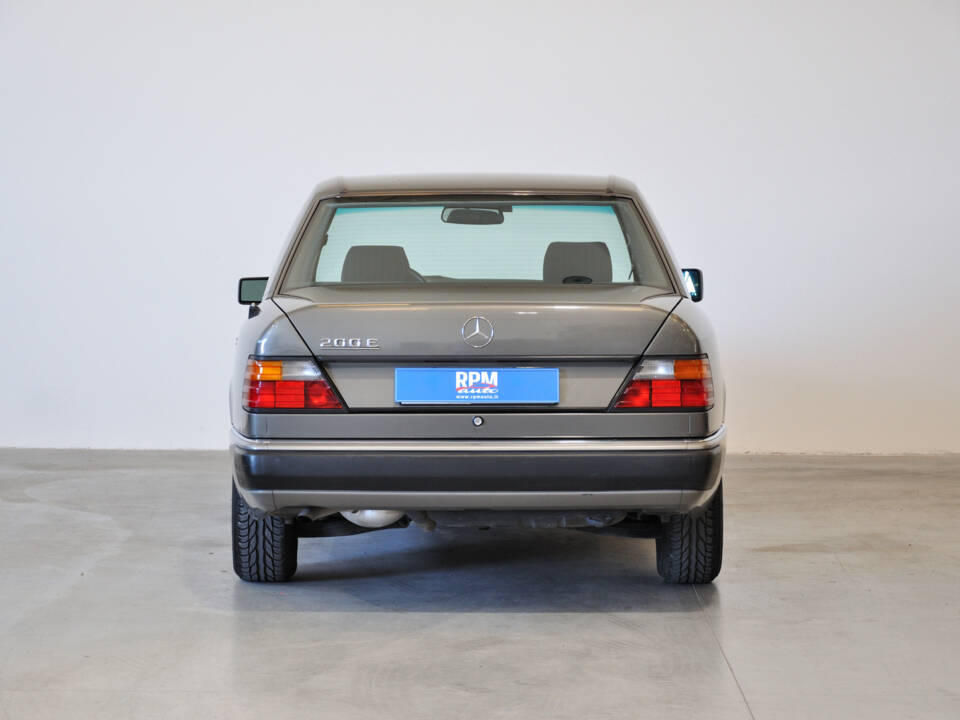 Image 15/25 of Mercedes-Benz 200 E (1992)