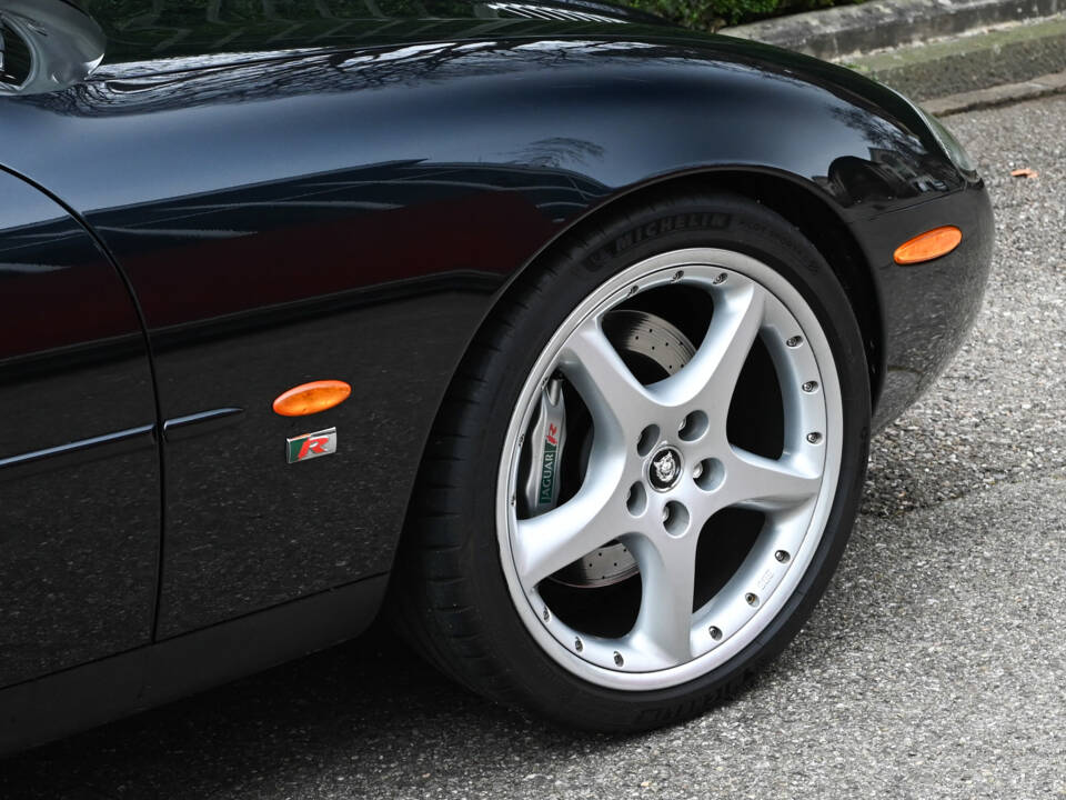 Image 8/51 of Jaguar XKR (2002)