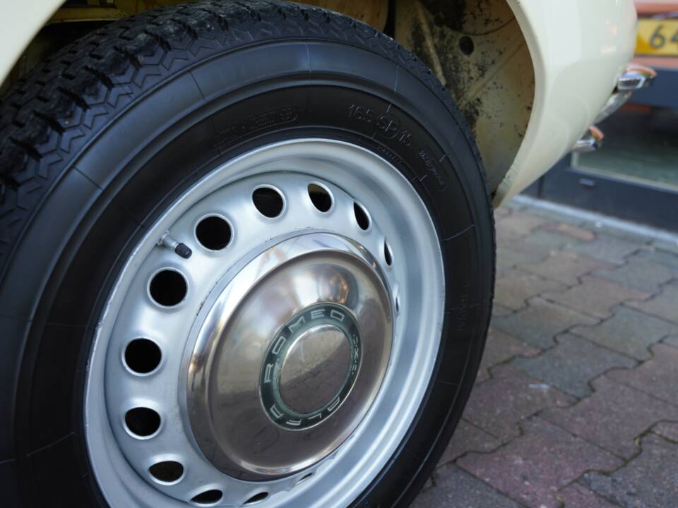 Image 21/50 de Alfa Romeo 1600 Spider Duetto (1967)