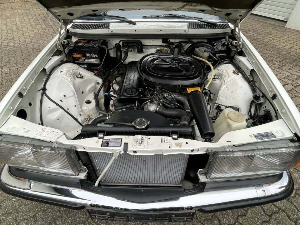 Image 10/24 de Mercedes-Benz 230 CE (1985)