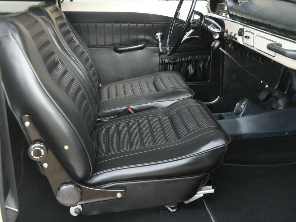 Image 19/50 of Volvo P 123 GT (1969)