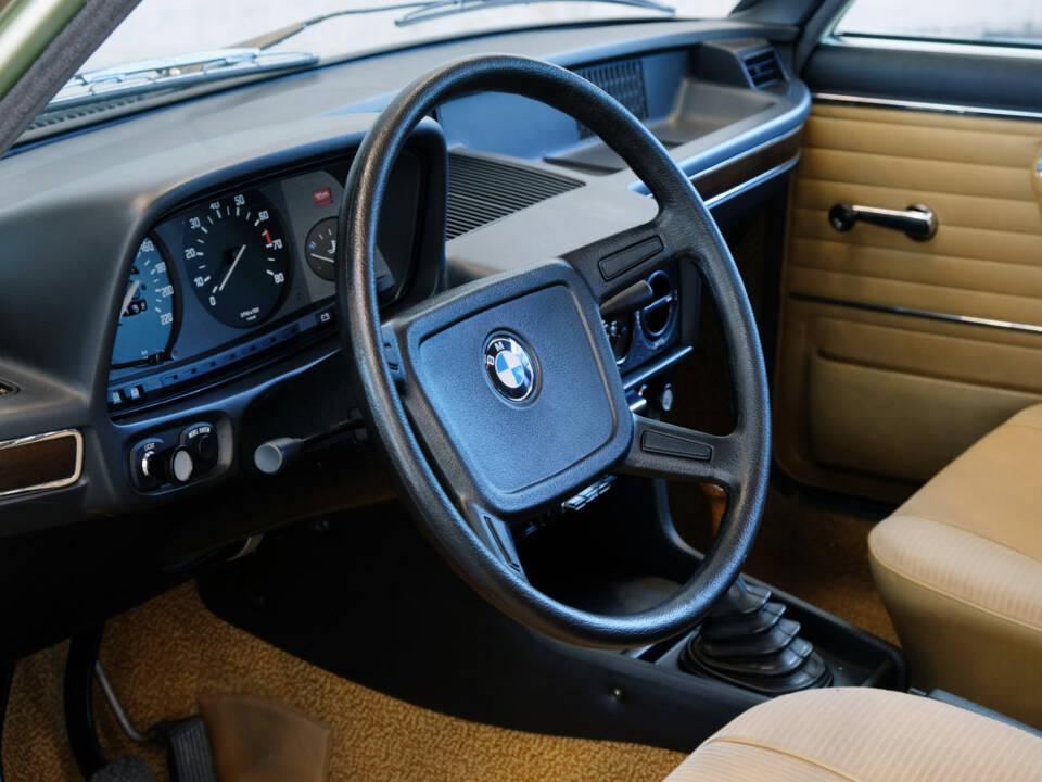 Image 14/24 of BMW 525 (1977)