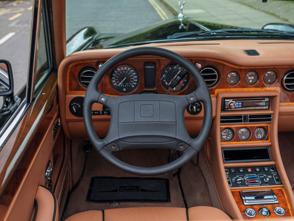 Image 18/29 of Rolls-Royce Corniche IV (1993)
