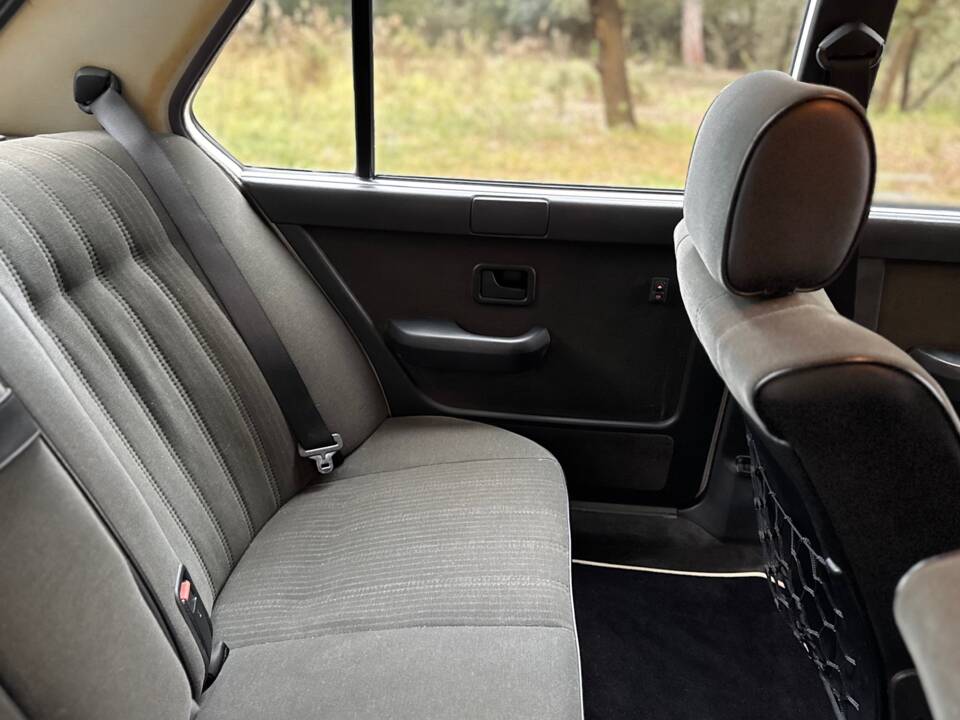 Bild 26/47 von BMW 528i (1986)