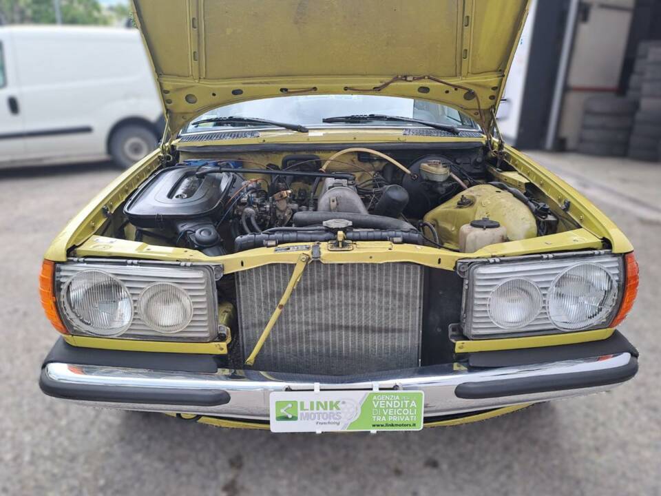 Bild 22/49 von Mercedes-Benz 200 (1979)