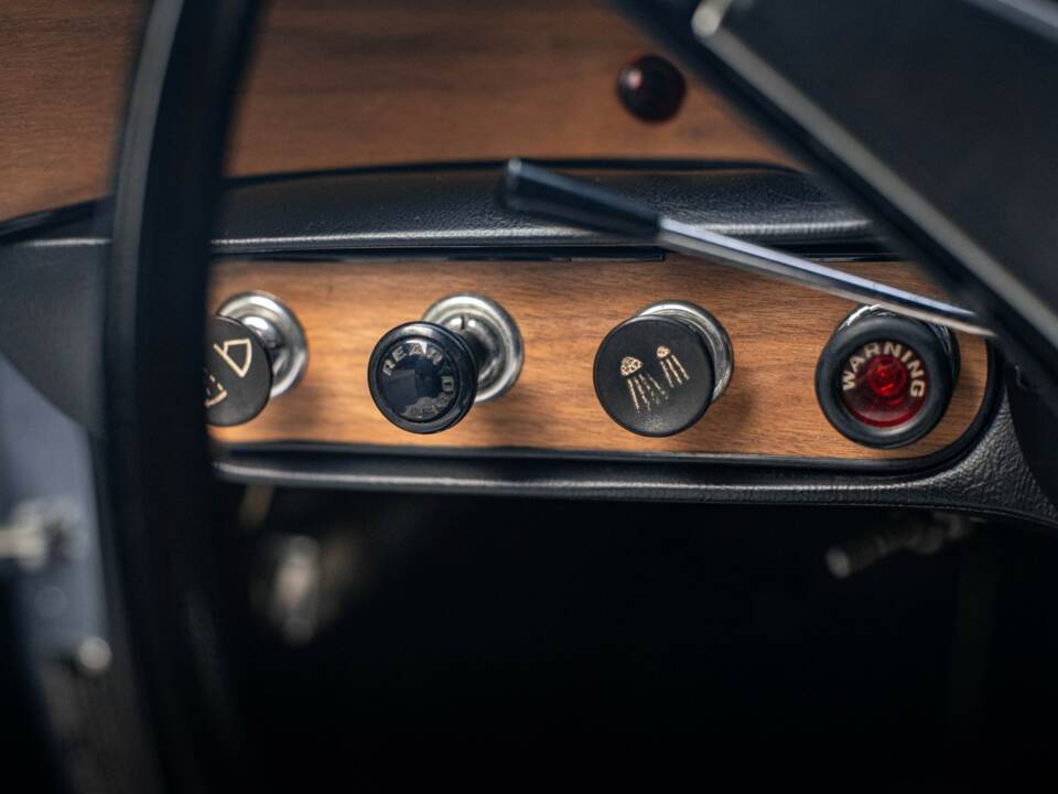 Image 13/23 of Volvo 1800 E (1971)