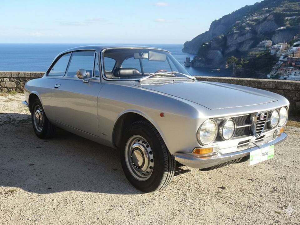 Image 1/50 de Alfa Romeo 1750 GT Veloce (1971)
