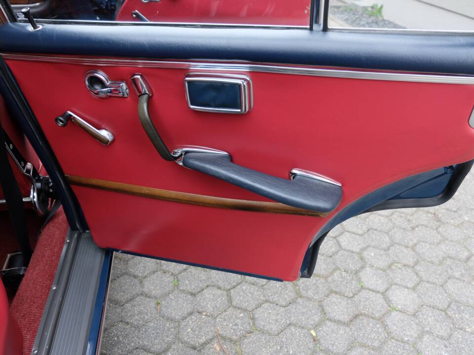 Image 62/76 de Mercedes-Benz 220 S b (1963)