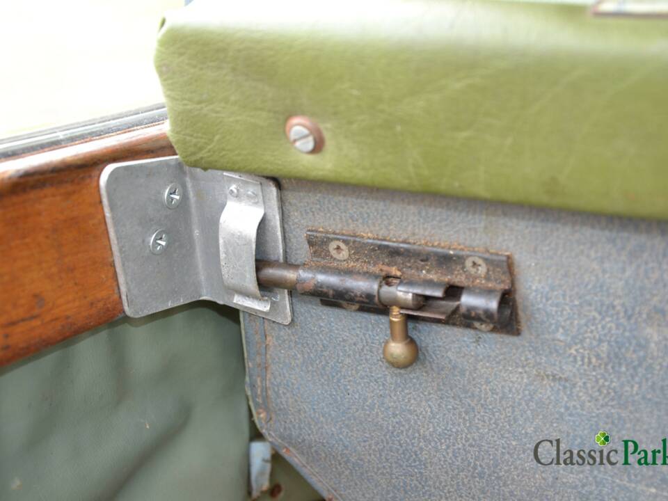 Image 33/50 of Morris Minor 1000 Traveller (1964)