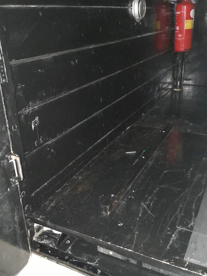 Großer Stauraum durchgehend für Schläuche etc.