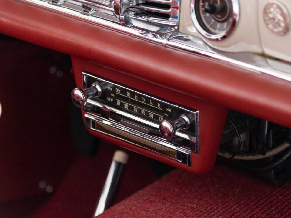 Image 44/50 of Mercedes-Benz 300 SL Roadster (1961)
