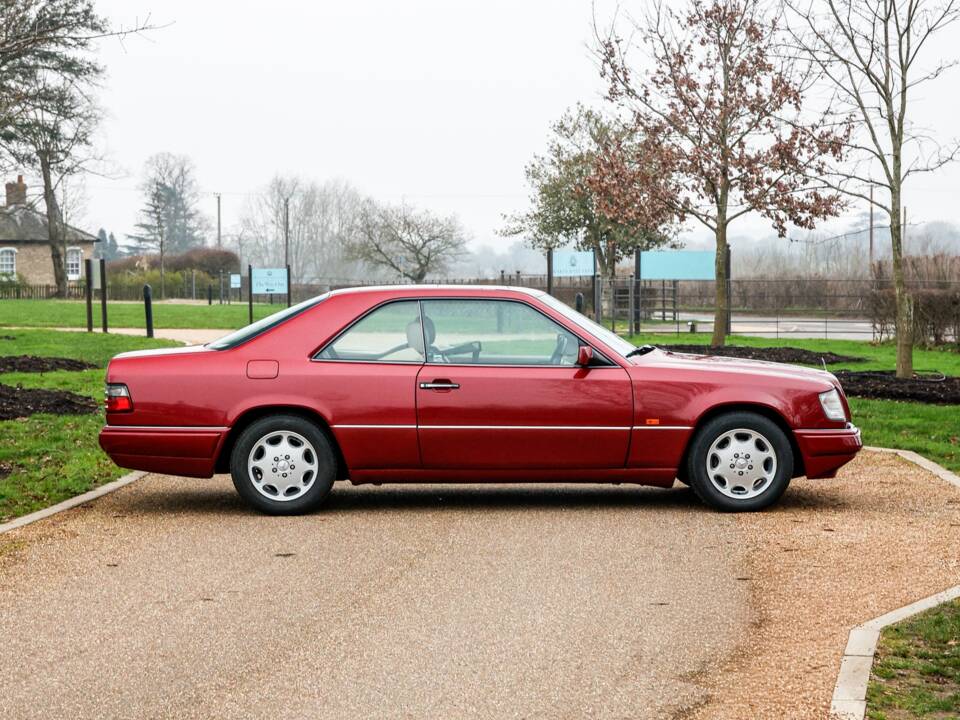 Immagine 11/47 di Mercedes-Benz E 220 (1995)