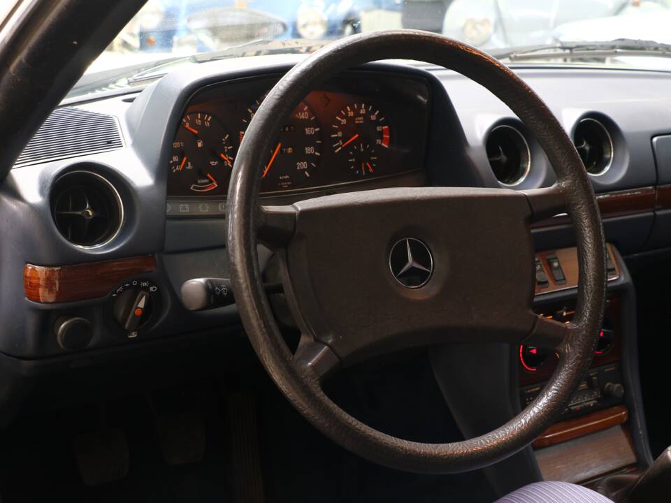 Bild 11/38 von Mercedes-Benz 230 CE (1984)