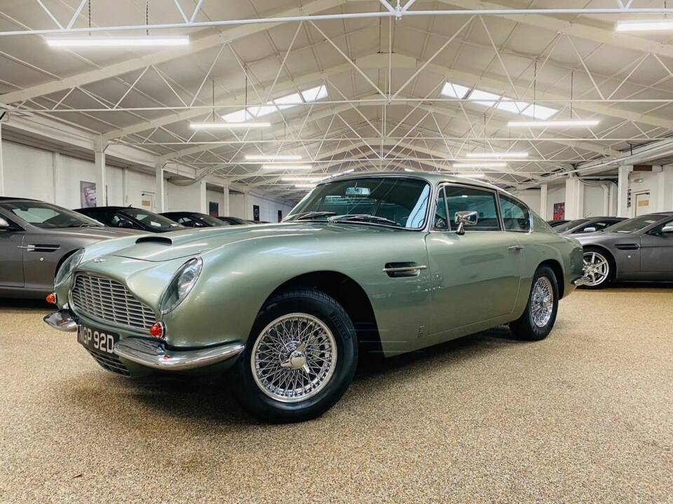 Bild 2/5 von Aston Martin DB 6 Mk II (1970)