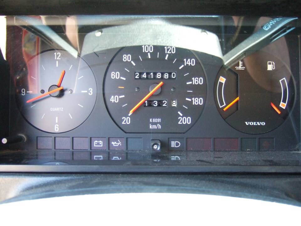 Image 21/30 of Volvo 240 Kombi (1988)