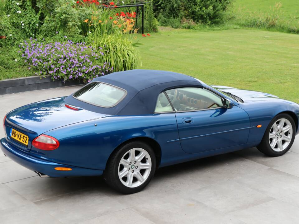 Image 33/50 de Jaguar XK8 4.0 (1997)