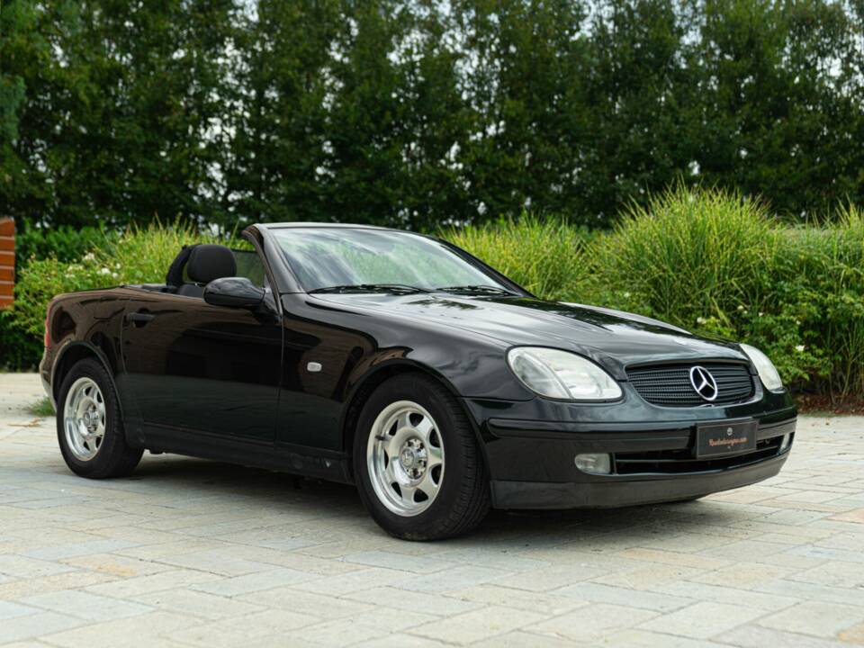 Afbeelding 2/50 van Mercedes-Benz SLK 200 (1998)