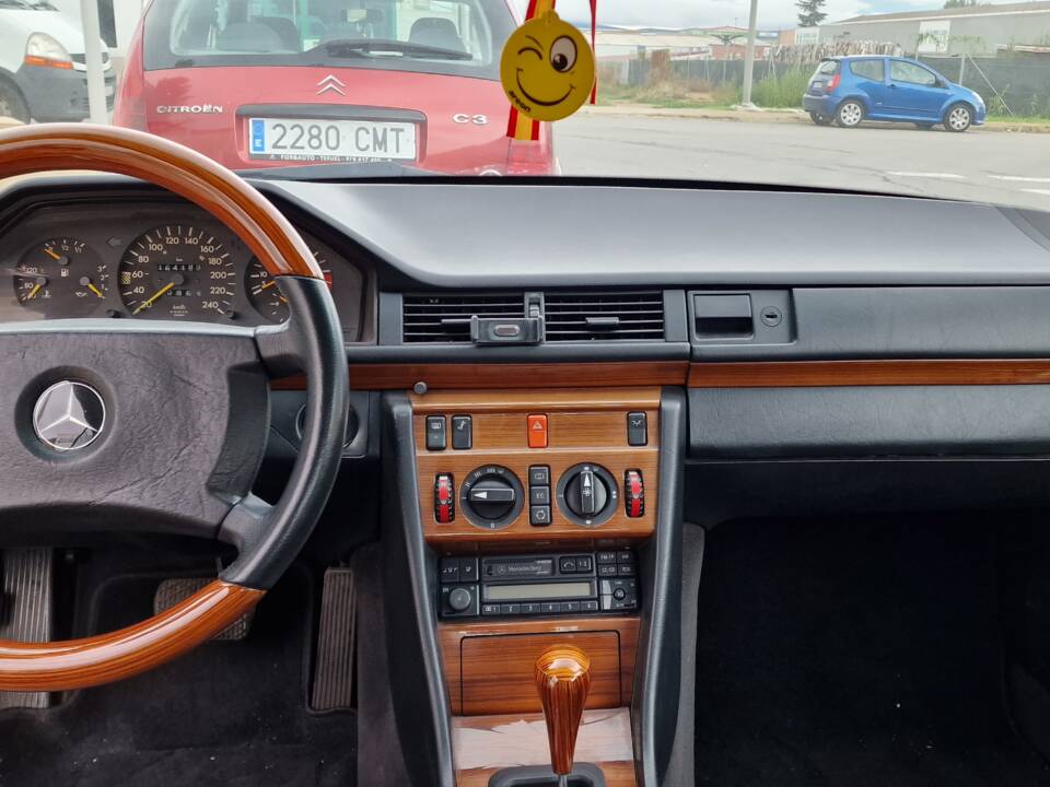 Image 10/11 of Mercedes-Benz 300 CE (1991)