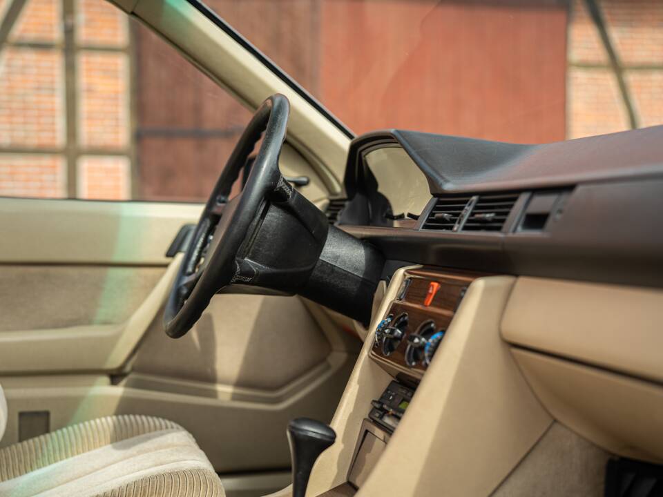 Afbeelding 42/63 van Mercedes-Benz 230 CE (1988)