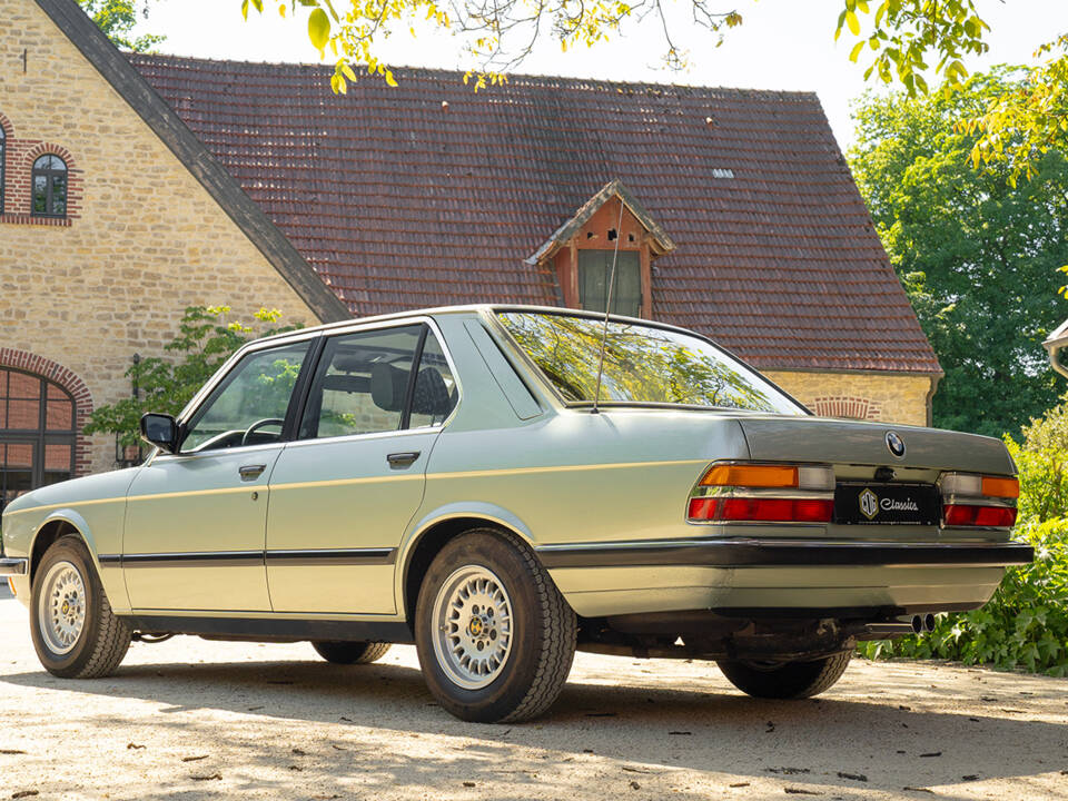 Image 8/63 of BMW 528i (1984)