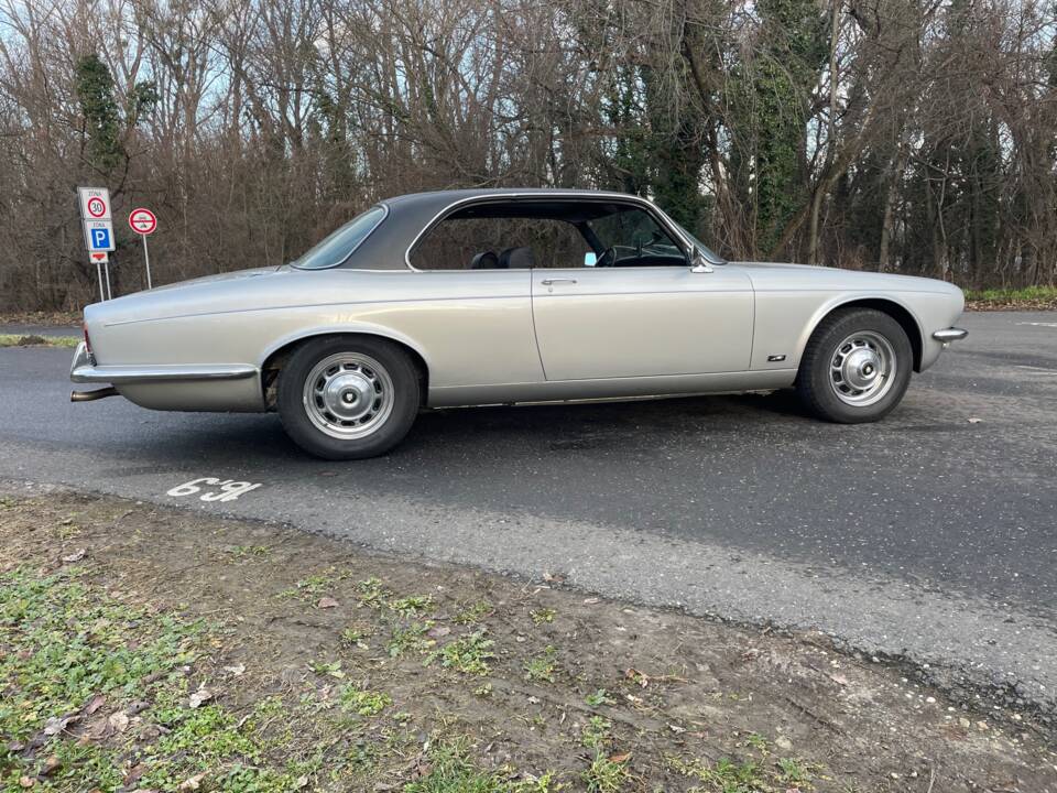 Image 7/20 de Jaguar XJ 6 C 4.2 (1975)