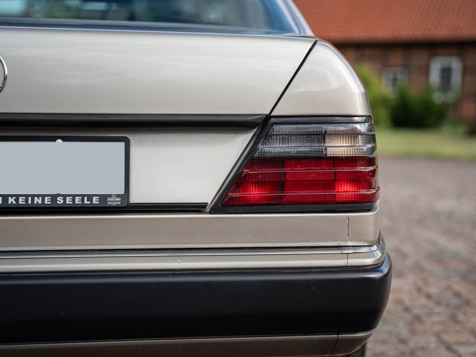 Immagine 15/73 di Mercedes-Benz 300 CE (1991)