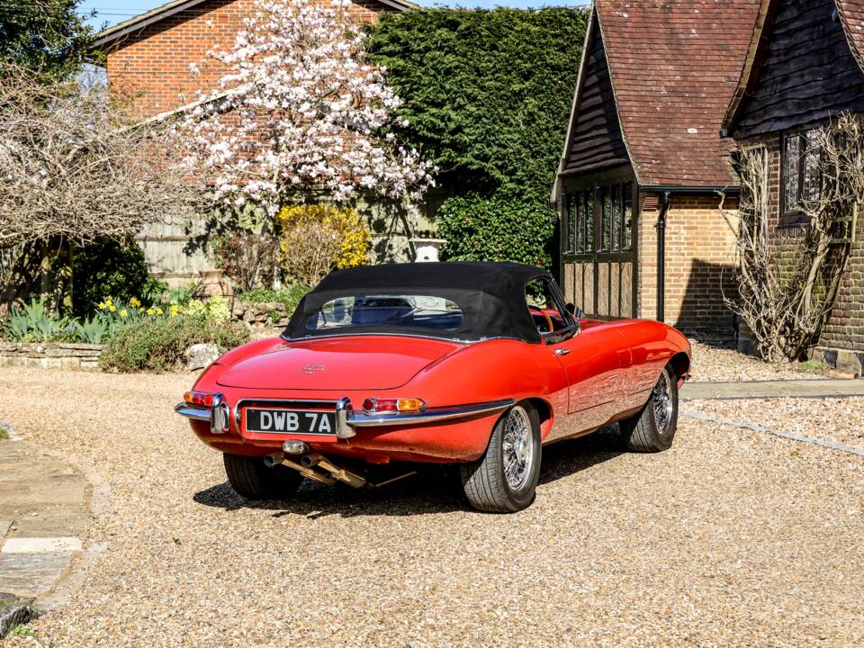 Image 8/41 de Jaguar E-Type (1968)