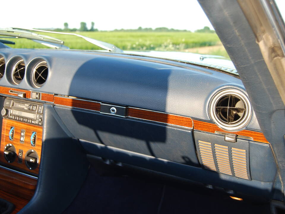 Image 62/87 of Mercedes-Benz 280 SL (1982)