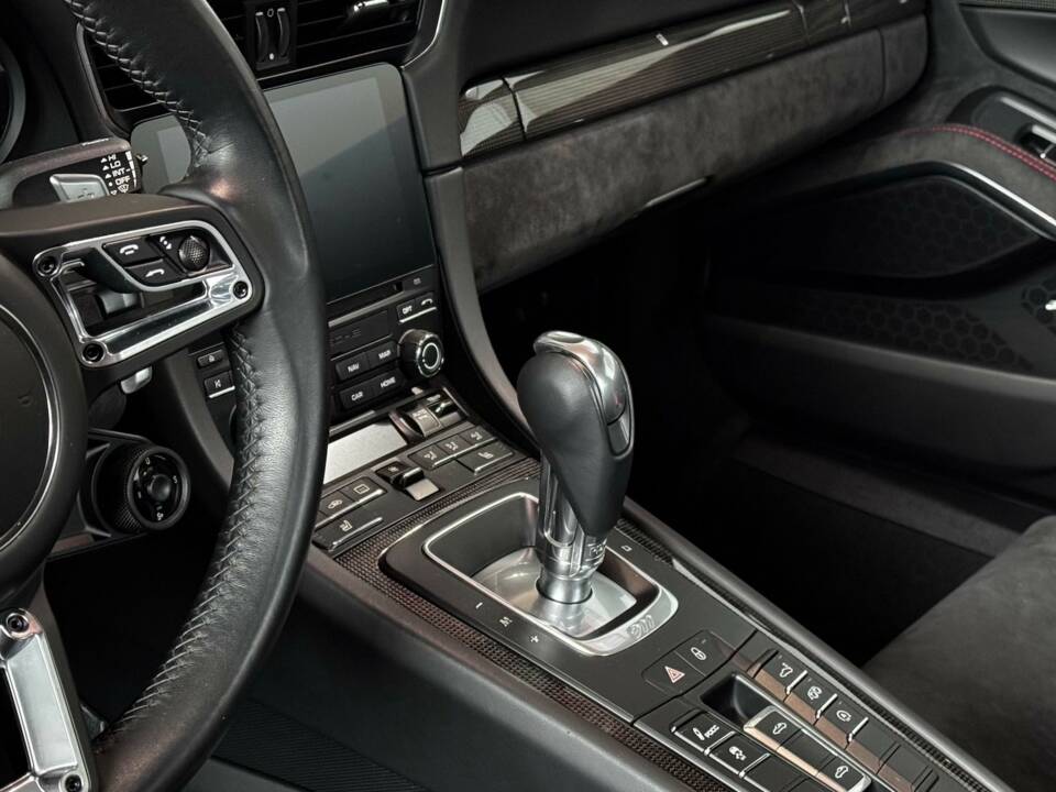 Image 13/19 of Porsche 911 Targa 4 GTS (1900)