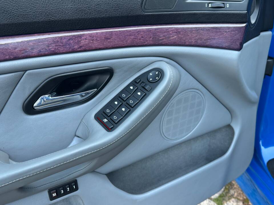 Image 33/100 of BMW 540i Touring (1998)