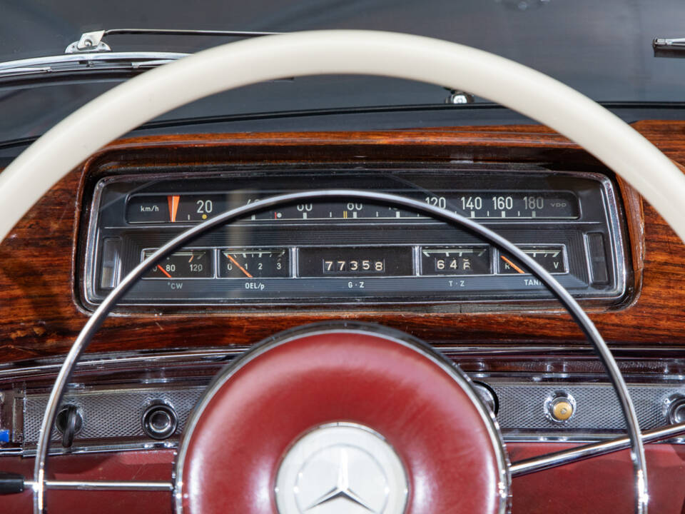 Image 12/23 of Mercedes-Benz 220 SE Cabriolet (1960)