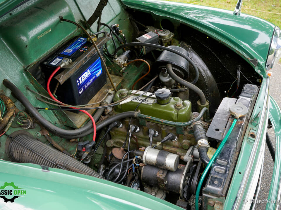 Image 22/43 of Morris Minor 1000 Traveller (1965)