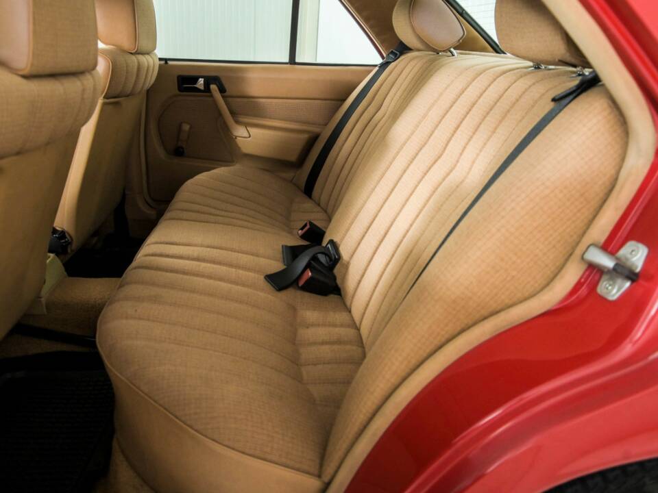Obraz 33/50 pojazdu Mercedes-Benz 190 D (1986)