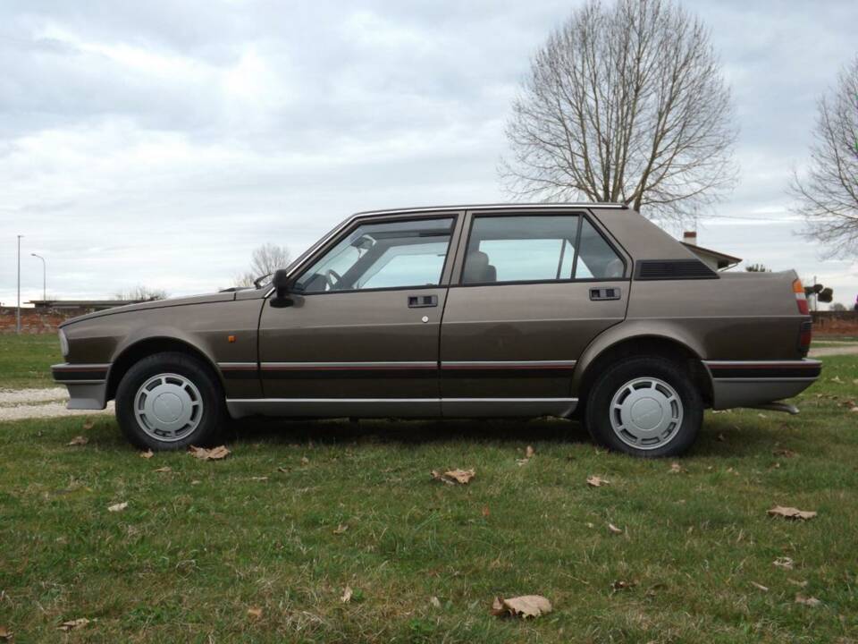 Immagine 3/50 di Alfa Romeo Giulietta 1.6 (1984)