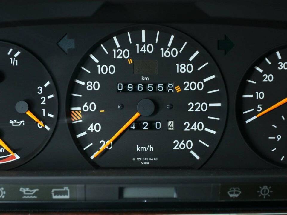 Immagine 18/50 di Mercedes-Benz 560 SEC (1990)