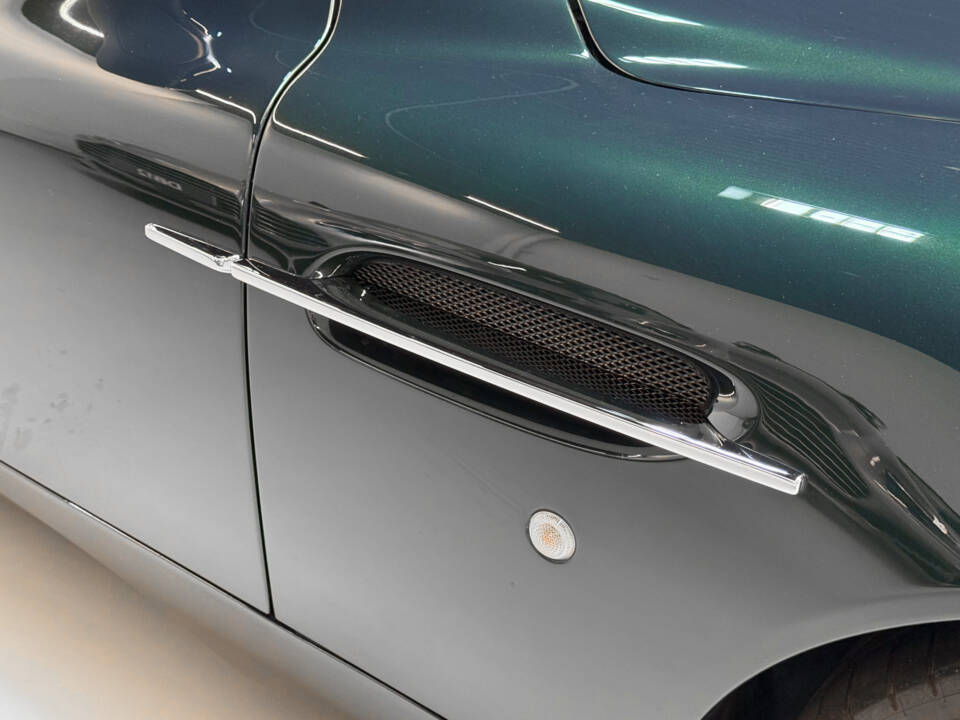 Image 22/43 of Aston Martin V12 Vanquish (2003)