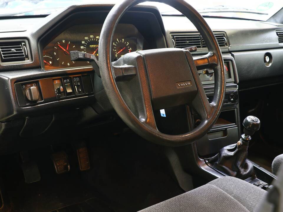 Image 18/34 of Volvo 940 2.3i (1991)