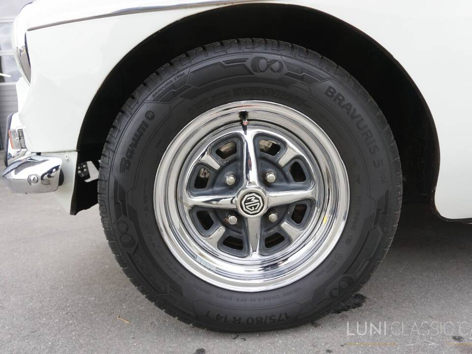 Image 18/54 de MG MGB GT (1974)